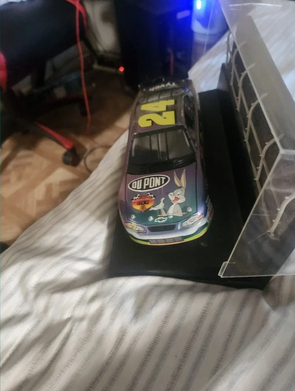 Jeff Gordon #24 DuPont Looney Tunes Bugs Bunny 1:24 Diecast + Case